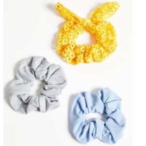 🛍 3 pack scrunchies yellow crochet NWT